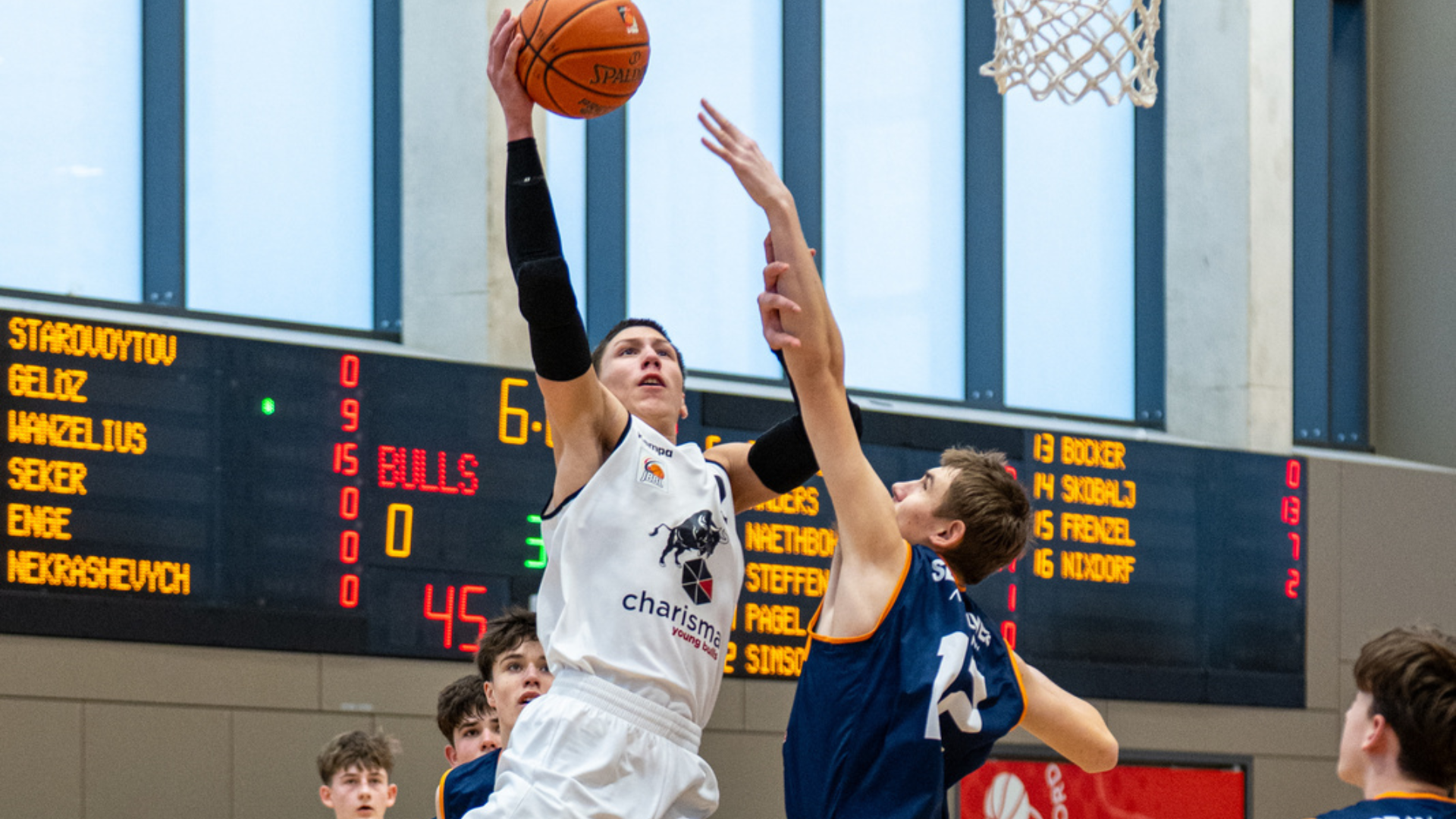 young bulls gewinnen dramatische Premiere in Herford